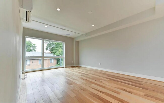Building Photo - Captivating Condo in Columbia Heights! Upd...