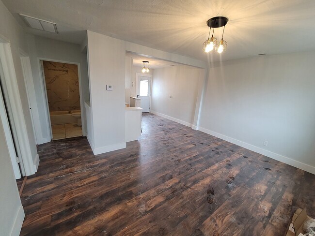 Building Photo - SIx Unit (1410 E 5th)