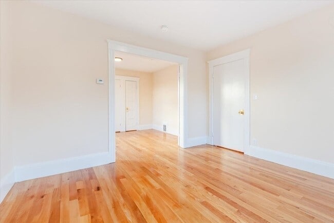Building Photo - 52 Roslyn St