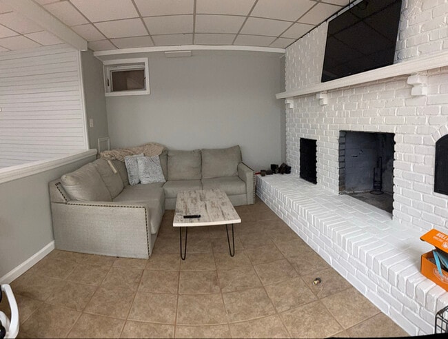 Building Photo - 905 Main St