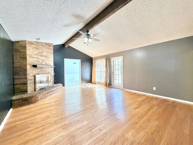 Building Photo - 1821 Broadway St