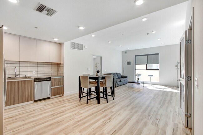 Building Photo - 1540 S Hayworth Ave