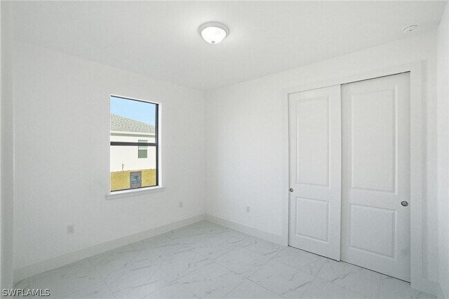 Building Photo - 2404-2406 Mae Ave S