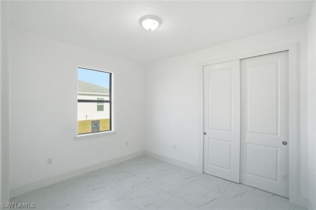 Foto del edificio - 2404-2406 Mae Ave S