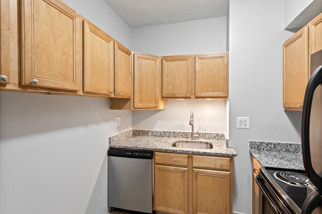 Building Photo - 4520 N Clarendon Ave