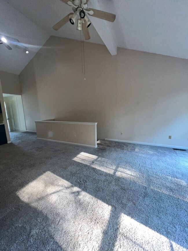 Building Photo - 230 Lovers Ln