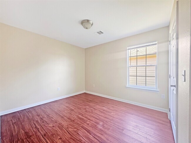 Foto del edificio - 7417 Blue Jay Dr