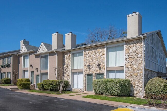 Building Photo - 7581 Chevy Chase Dr