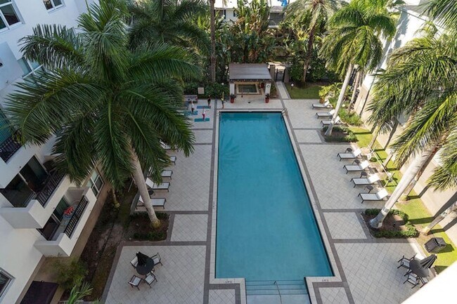 Foto del edificio - 2421 NE 65th St