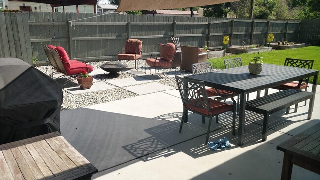 Back patio and firepit - 714 S Roosevelt Ave