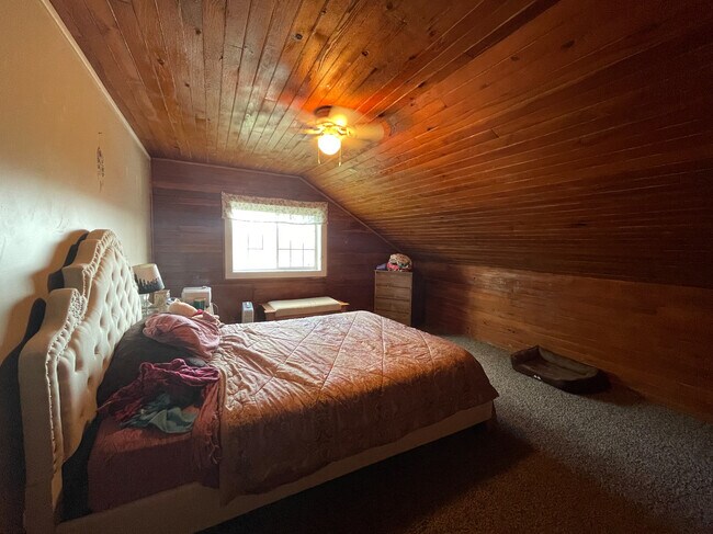 Bed 2 - 120 S Main St