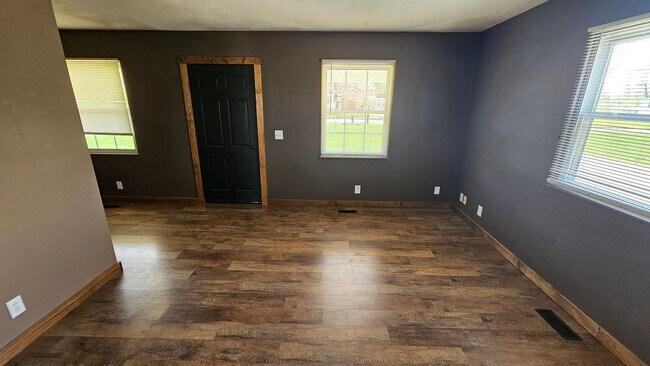 Building Photo - Cloverdale Ave