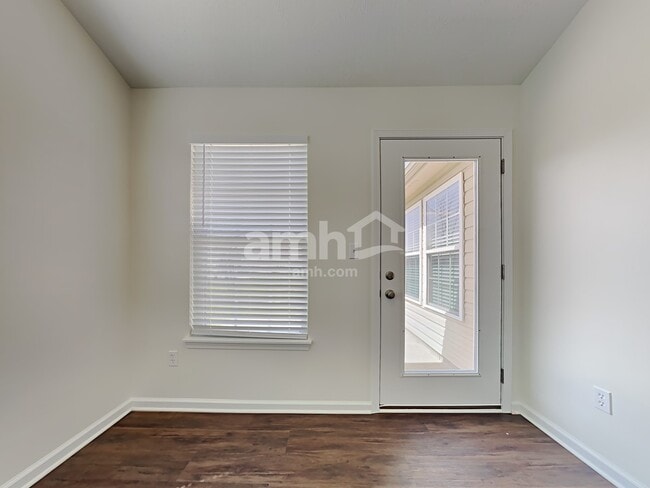 Foto del edificio - 6917 Merryhill Dr