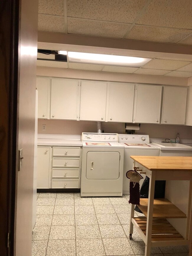 Full kitchen - 7230 Fox Meadow Dr NE