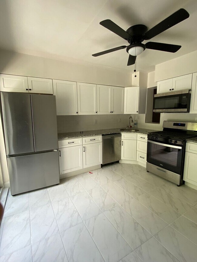 Building Photo - Incredible 4-Bedroom Townhouse in Roxborou...