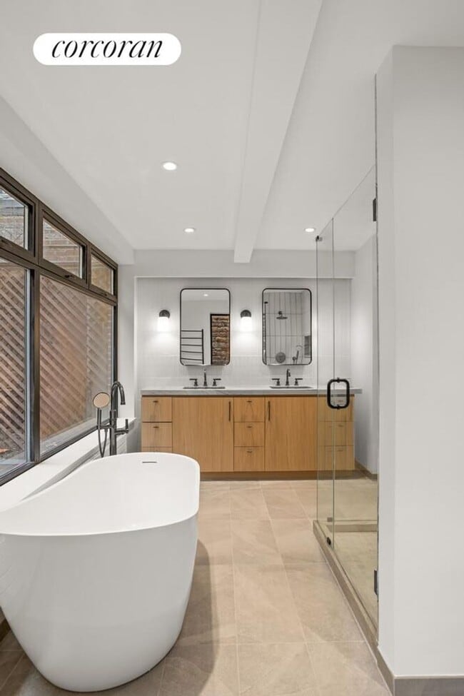 Building Photo - 306 E 15th St