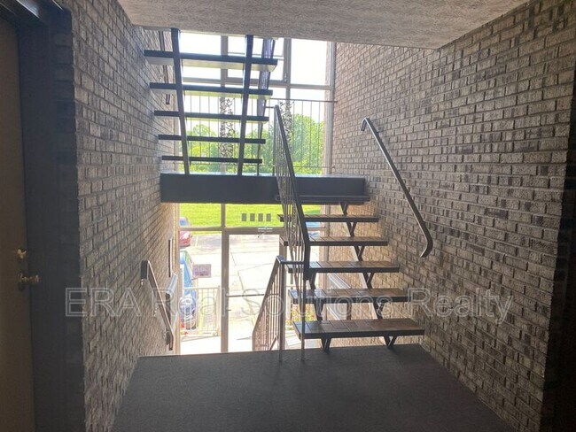 Building Photo - 2431 Mustang Dr