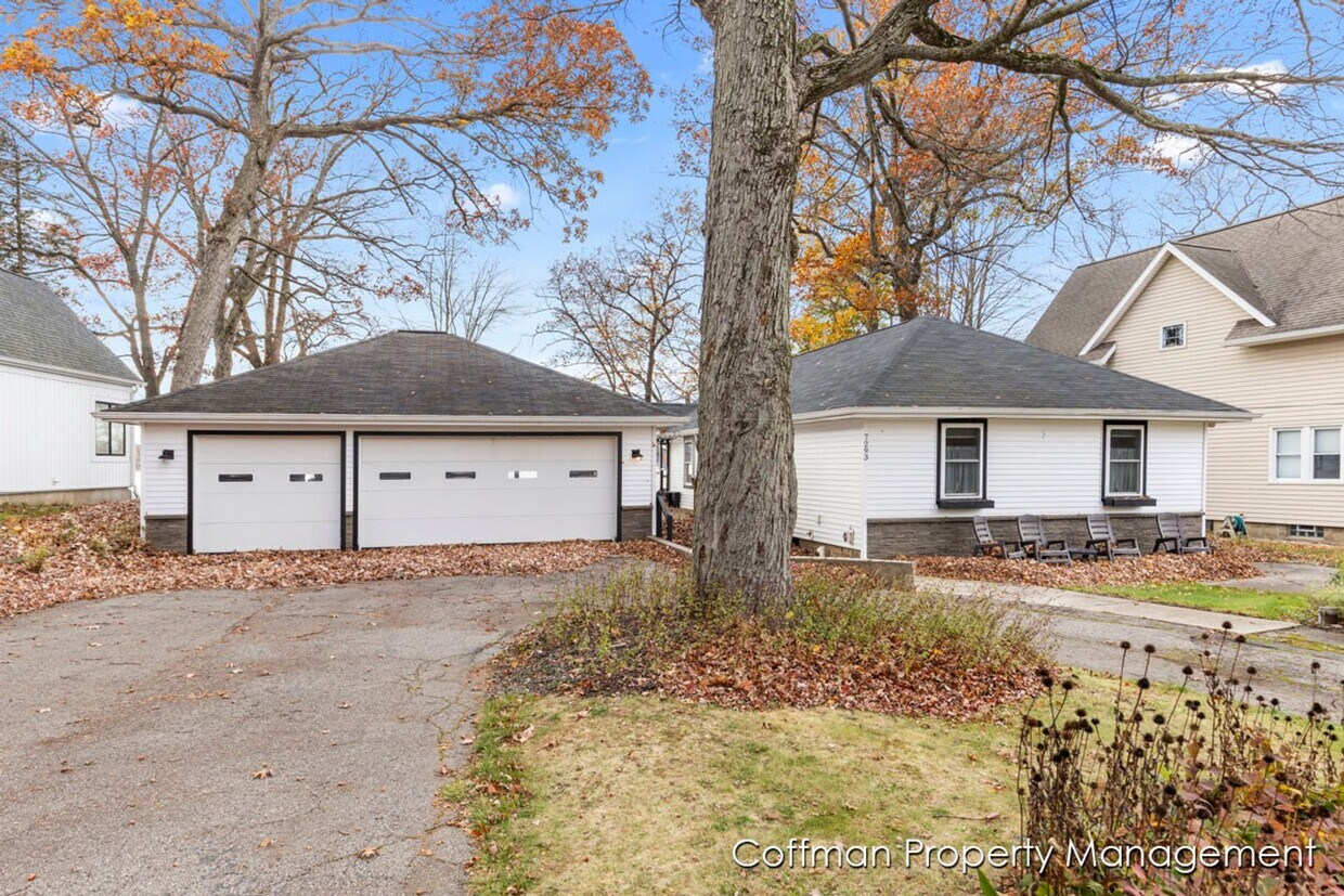Primary Photo - 3 bed, 2.5 bath Located on Bostwick Lake