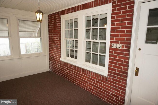 Building Photo - 825 Haws Ave