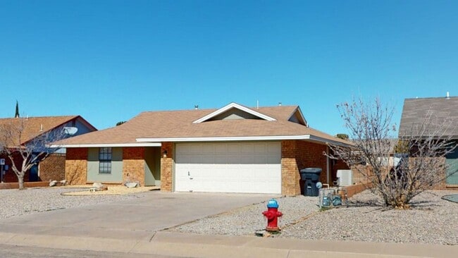Building Photo - 3-Bed / 2-Bath - Less than 10 minutes from Holloman AFB!