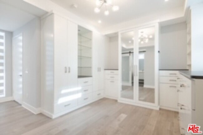 Building Photo - 859 Hyperion Ave