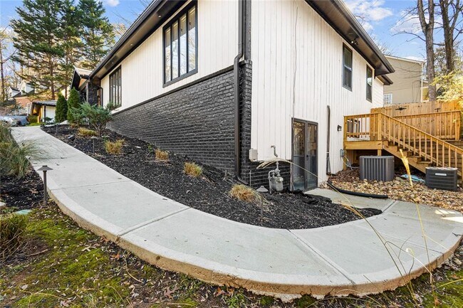 Foto del edificio - 915 Lost Forest Dr NW