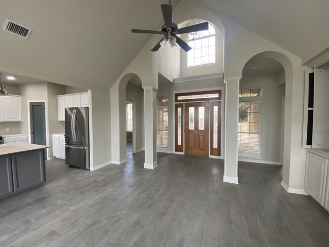 Building Photo - 1906 Summit Ridge Dr