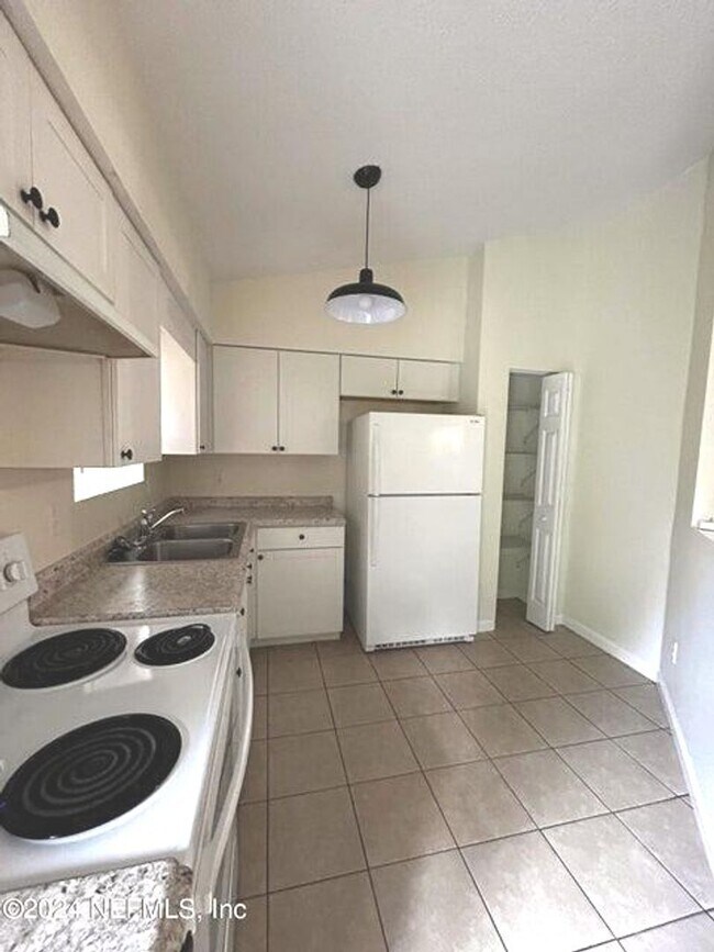 Foto del edificio - Townhome in Orange Park available (2 bed /...