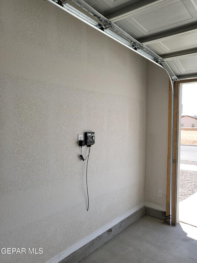 Foto del edificio - 15137 Ambition Ave