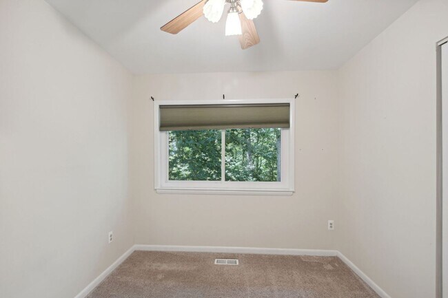 Building Photo - Reston-Renovated 3 BR / 2 BA / 2 1/2 BA En...