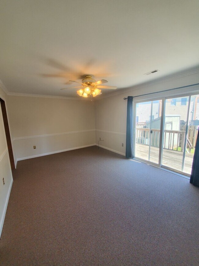 Foto del edificio - Townhome in Convenient Location