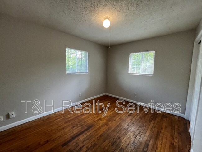 Building Photo - 1023 S Worth Ave