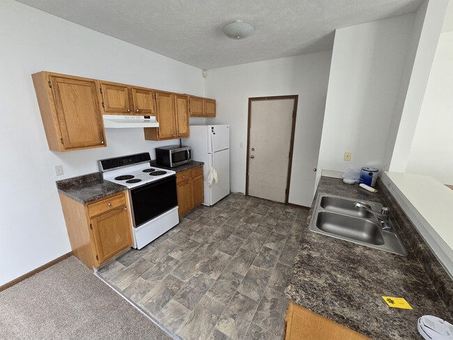 Building Photo - 748 W Belmont Ave