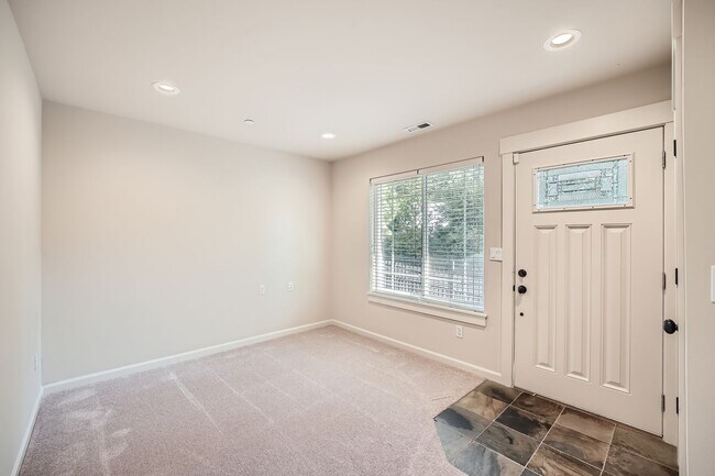 Foto del edificio - Charming three-level Townhome available for immediate move in.