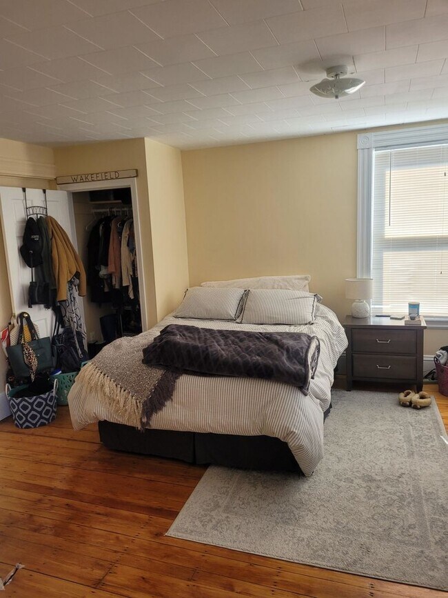 Building Photo - Private Deck, Laundry, Eat-in Kitchen