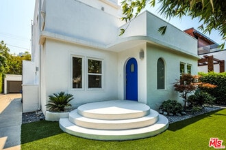 Building Photo - 8718 Rosewood Ave
