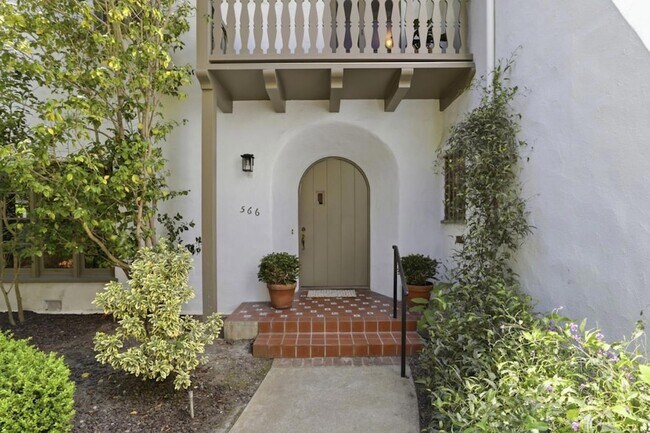 Foto del edificio - 566 E Crescent Dr