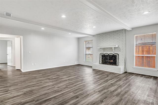 Foto del edificio - 2110 Teakwood Ln