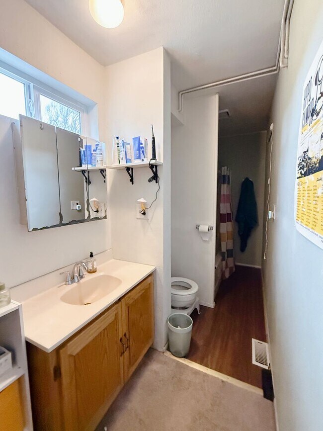 Building Photo - Pre-Leasing for September - 2bed/1bath Standalone Unit