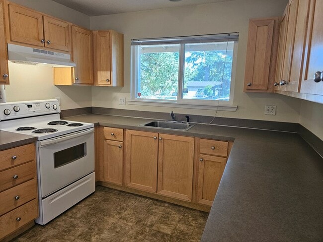 Building Photo - CLOSE IN SW PORTLAND RANCH 3/2 + 2 CAR GAR...