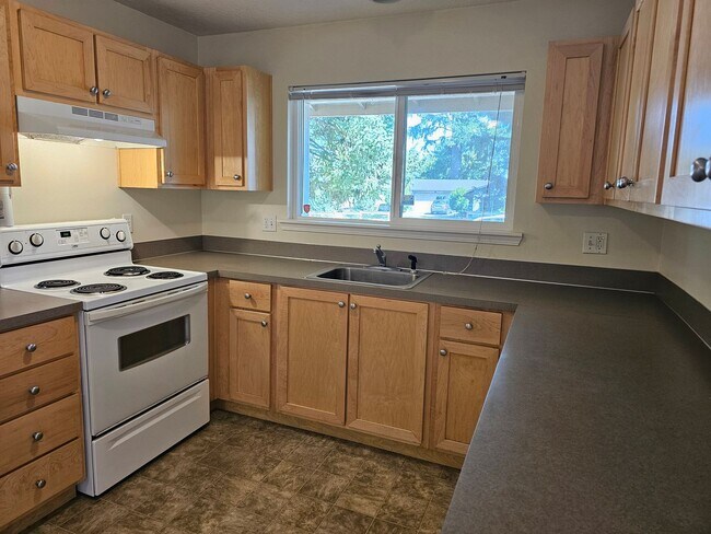 Foto del edificio - CLOSE IN SW PORTLAND RANCH 3/2 + 2 CAR GAR...