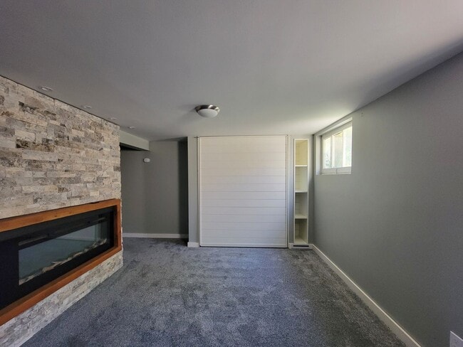 Building Photo - Bright, spacious, 3 bed with bonus room, h...