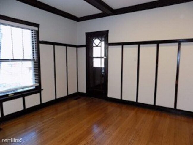 Building Photo - 539 W Dickens Ave