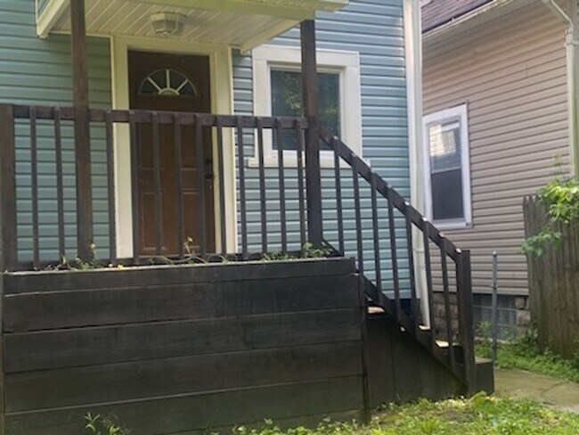 Building Photo - Charming 3-Bedroom Property in Prime Location