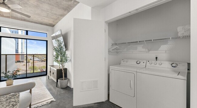 Foto del edificio - 333 E Roosevelt St