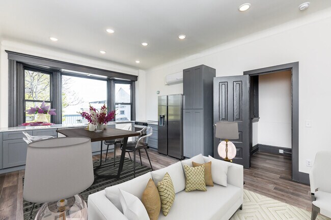 Cocina con electrodomésticos de alta gama y enorme ventanal. - 728 E McMillan St