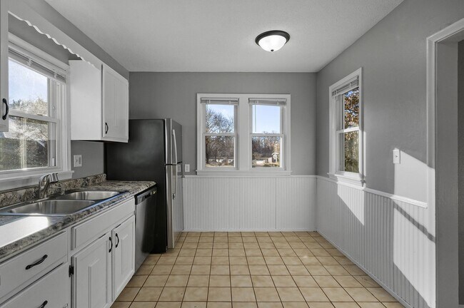 Building Photo - Beautiful 4BR/1Bath House in Arden Hills A...