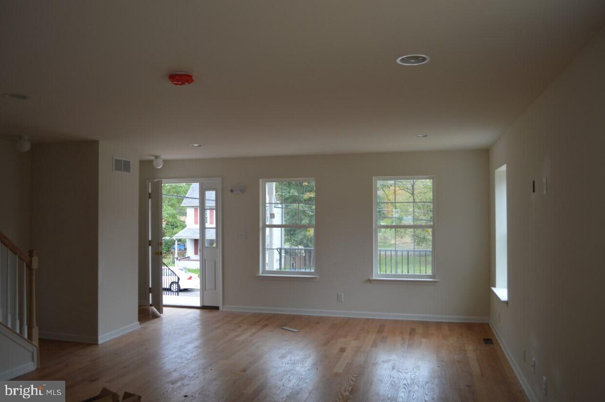 Primary Photo - 325 Maple St