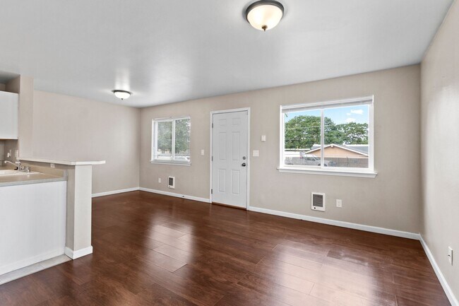 Building Photo - Spacious 2-Bedroom Duplex Near Tacoma Mall...