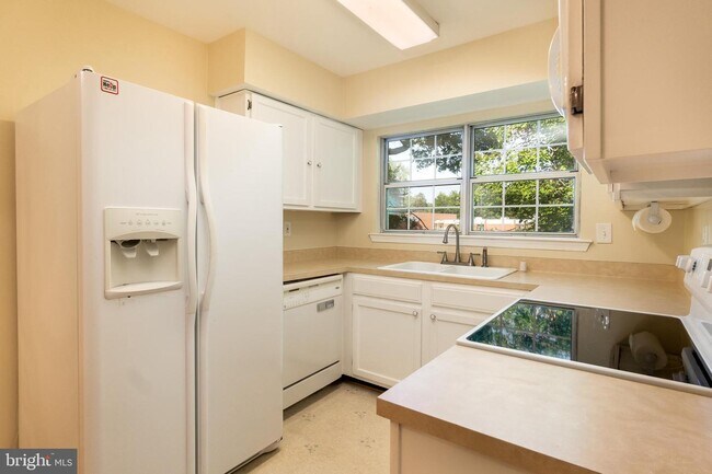 Building Photo - 7717 Inversham Dr